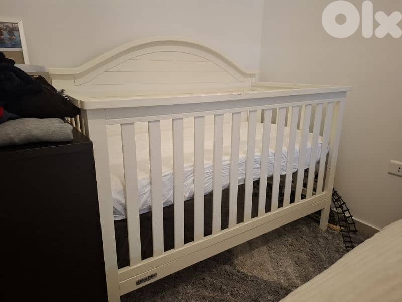 Carters by DaVinci White Wooden Crib 0