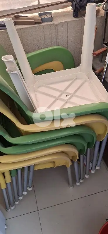 ٦ كراسي وطاولتين 03984984