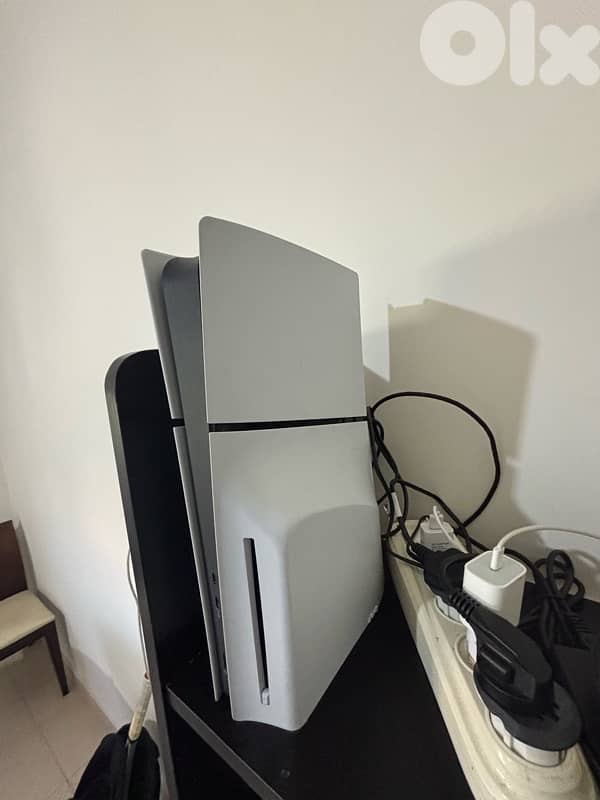 ps5 slim 1 tb whith controller & FC26 used for 2 months only 1