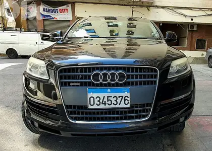 Audi Q7 Quattro Premium Plus 2008 black on black سيارة بيت