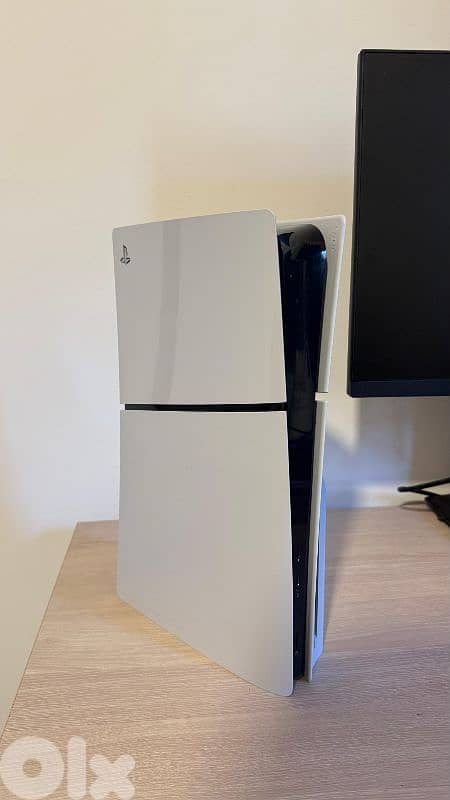 PS5 Slim Disc Edition European Version 1TB  super clean used like new 3