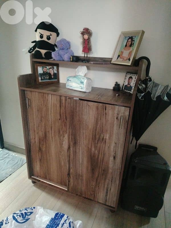 big shoe closet with shelf 0