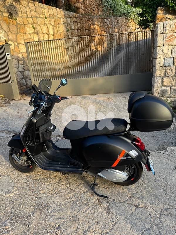 Vespa 300 Mint comdition company source 1 owner 2