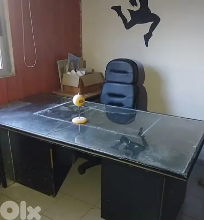 مكتب كبير خشب جيد مع كرسي