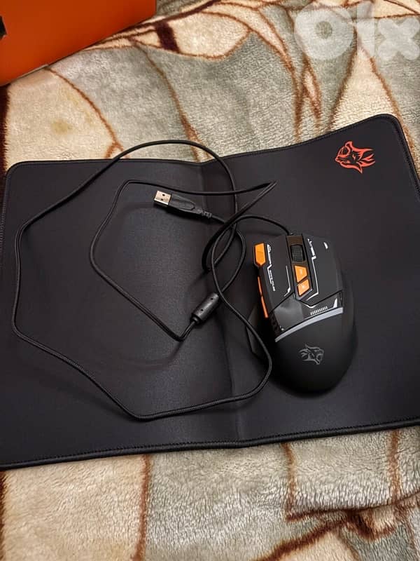 mouse and pad 0