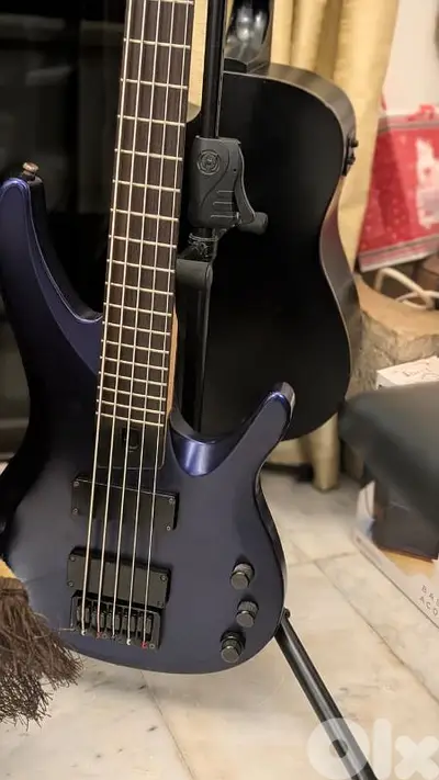 Washburn 5 strings active bass + padded bag