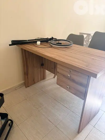 طاولة مكتب