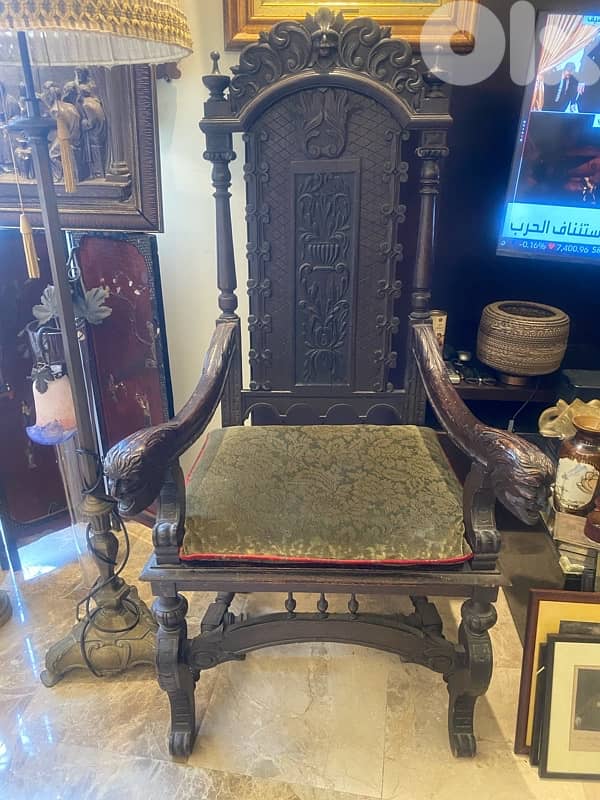 A very old english oak wood king chair.  143 x 63 x 63 cm 5