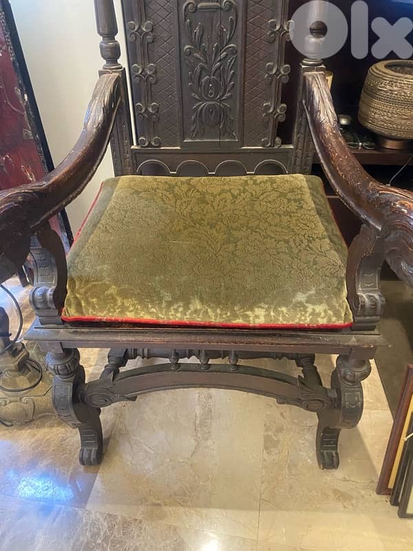 A very old english oak wood king chair.  143 x 63 x 63 cm 7