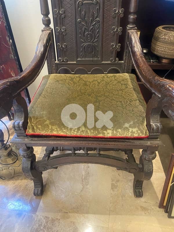 A very old english oak wood king chair.  143 x 63 x 63 cm 8