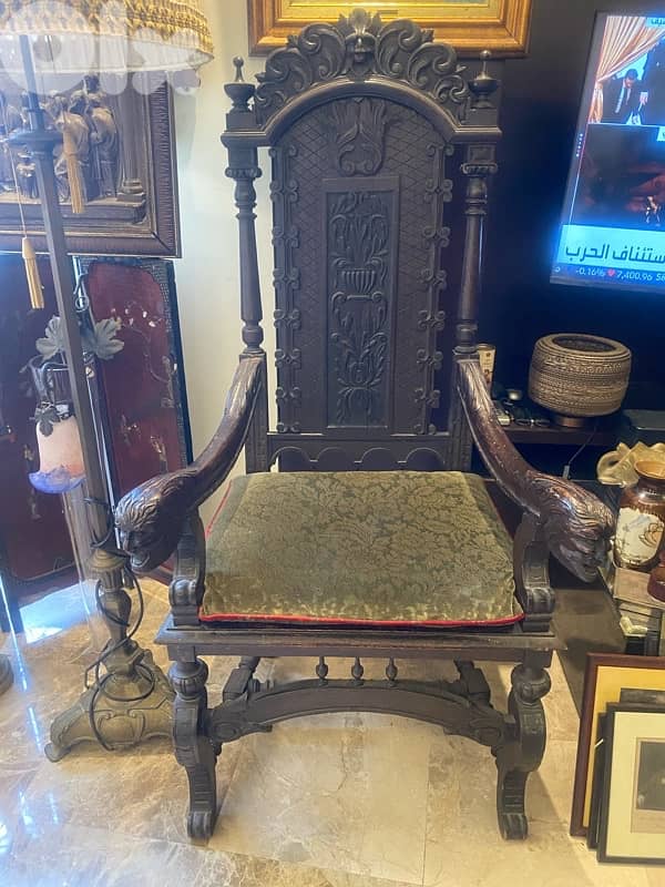 A very old english oak wood king chair.  143 x 63 x 63 cm 10