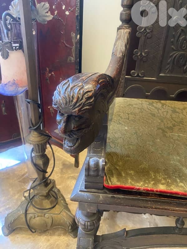 A very old english oak wood king chair.  143 x 63 x 63 cm 13