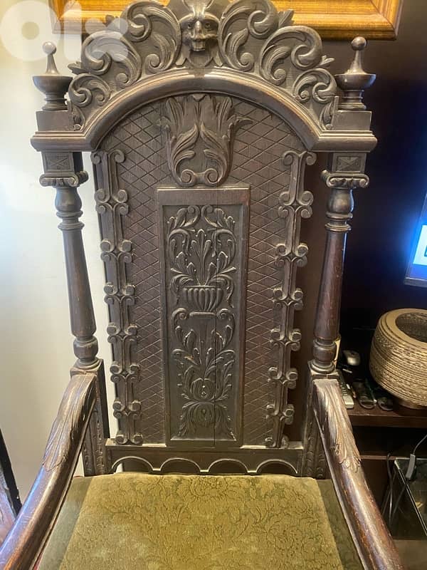 A very old english oak wood king chair.  143 x 63 x 63 cm 14