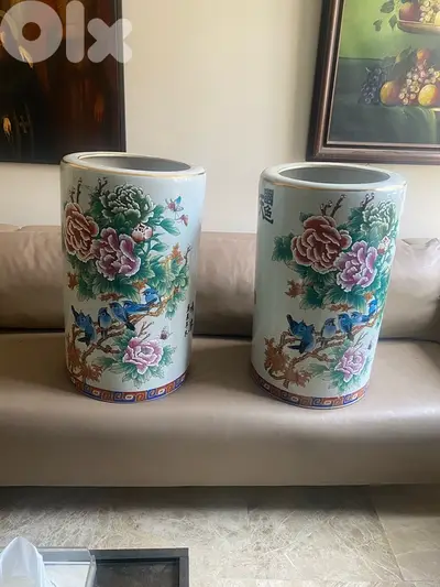 LARGE PAIR Of CHINESE PORCELAIN CYLINDRICAL VASE WITH HAND PAINTED