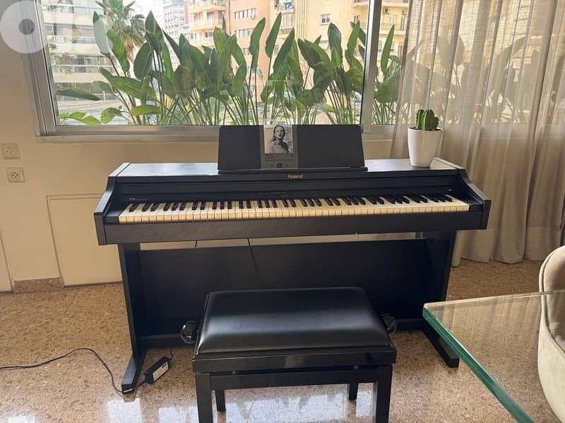 ROLAND PIANO - amazing condition 0