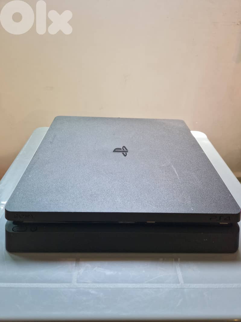 PS4 Slim Bundle - 3 Controllers + 4 Top Games 0