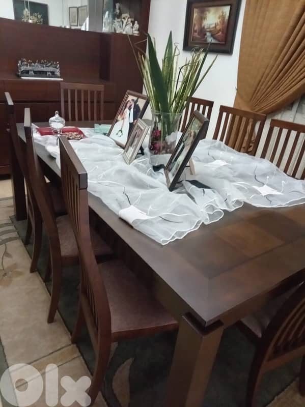Beautiful Dining Room with Chairs & Vitrine 0