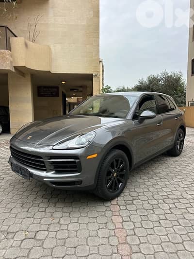Porsche Cayenne 2019 gray on black (clean carfax)