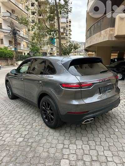 Porsche Cayenne 2019 gray on black (clean carfax)