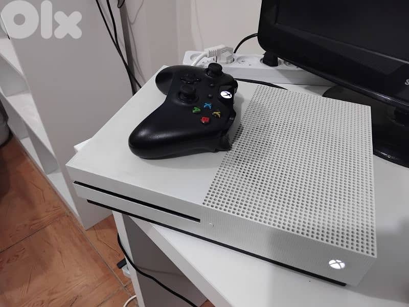xbox one s  1 Controller + Fifa 19 arabic 0