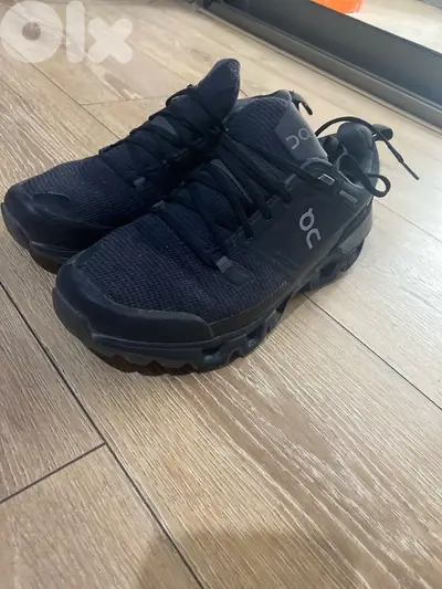 on shoes size 40.5