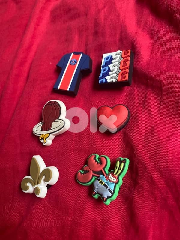 6 crocs pins real each 1.50$ all 7$ 0