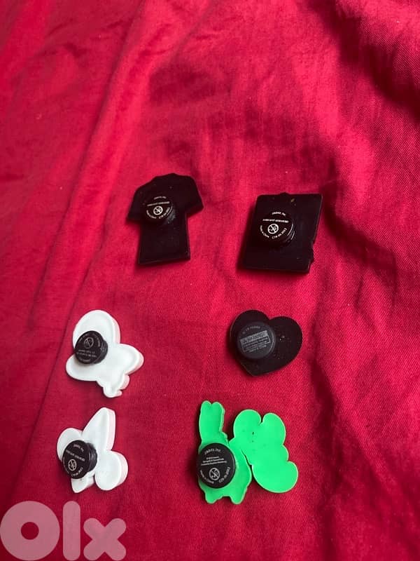 6 crocs pins real each 1.50$ all 7$ 1
