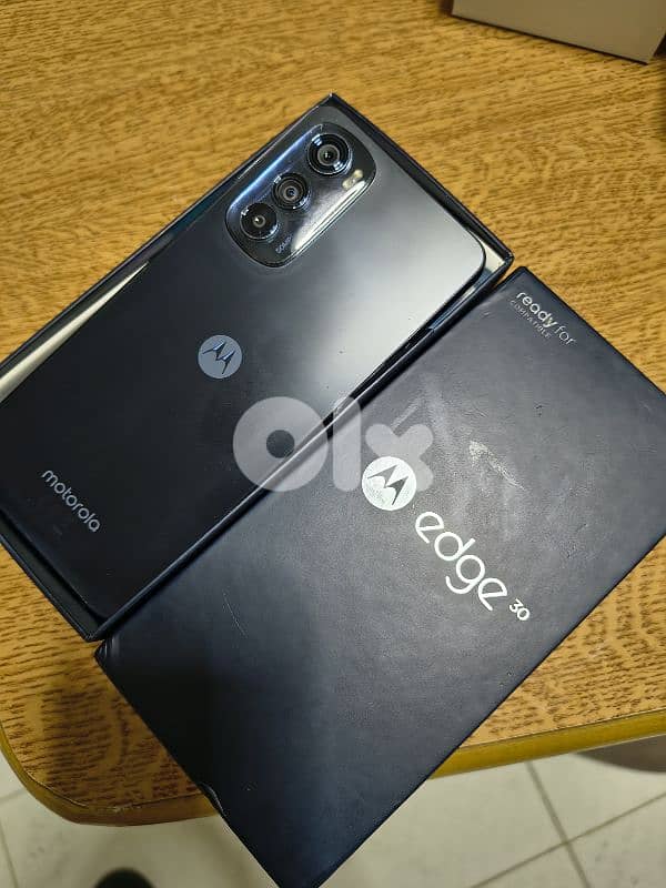 Motorolla Edge 30. camera phone super like new 0