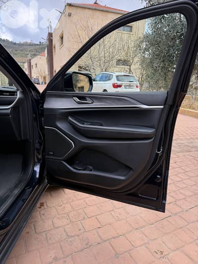Jeep Grand Cherokee Limited 2023 |  Company Source | 14,000 KM