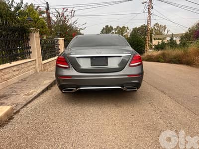 Mercedes-Benz E-Class 2017, look AMG, super clean, full option.