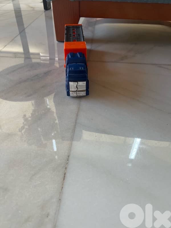 hot wheel truck that has a crashed mode 0