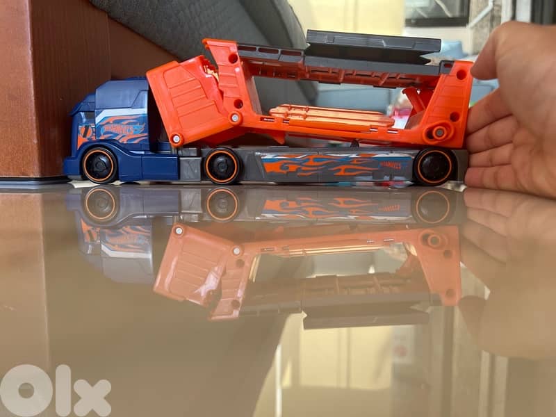 hot wheel truck that has a crashed mode 1