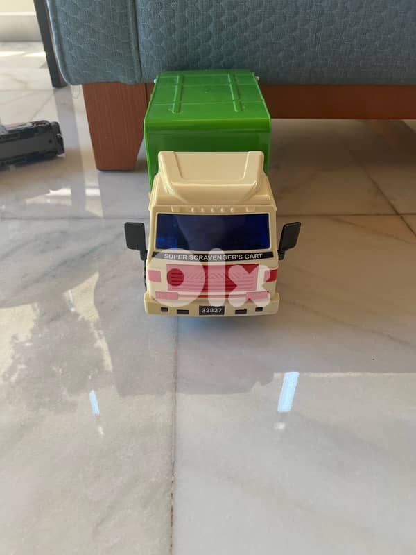garbage truck toy 0