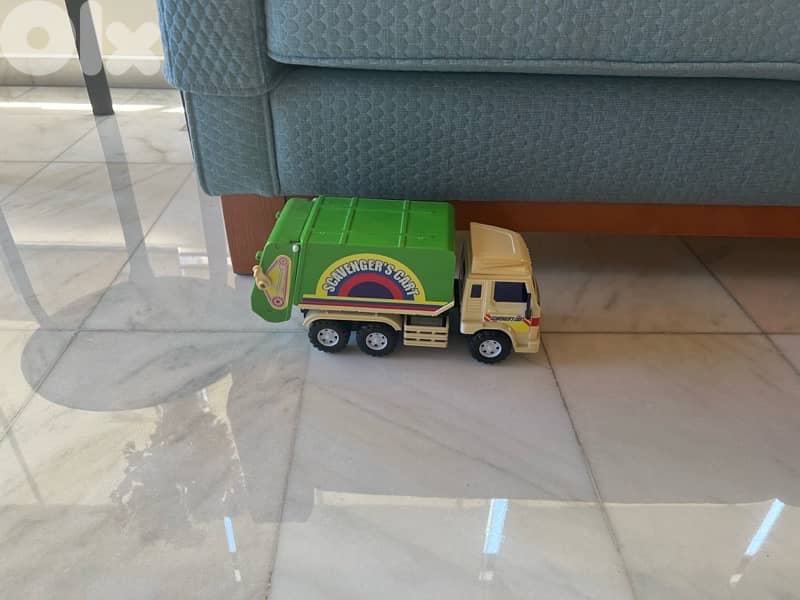 garbage truck toy 1