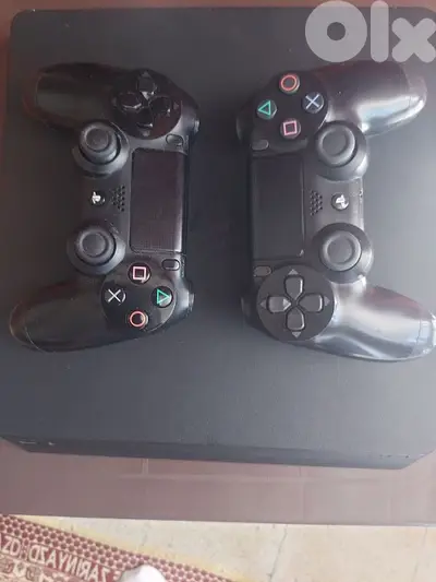 للبيع ps4 500 g بحالة جيدة مع مسكتين