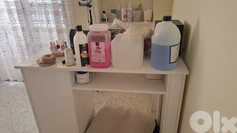 table for manicure w chariote 0