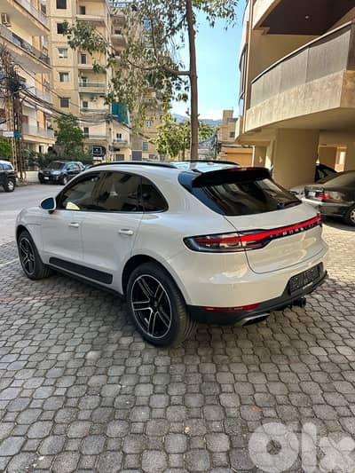 Porsche Macan 2019 Solid Gray on black (clean carfax-48000 miles)
