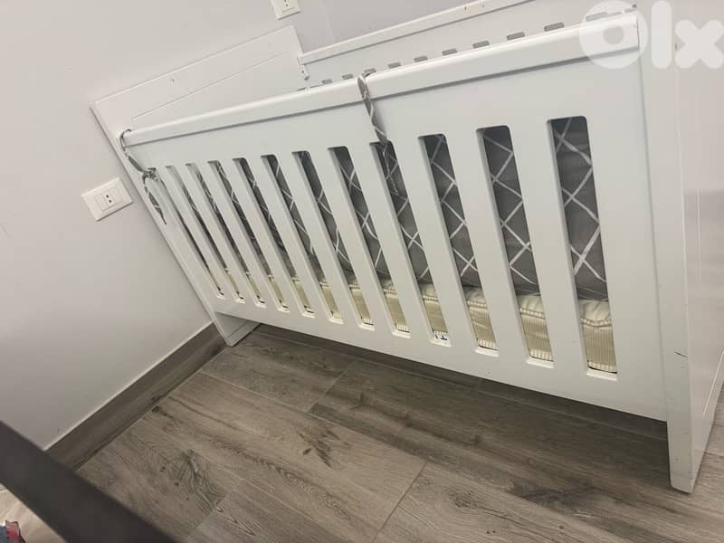 Baby wooden crib and cabinet 0