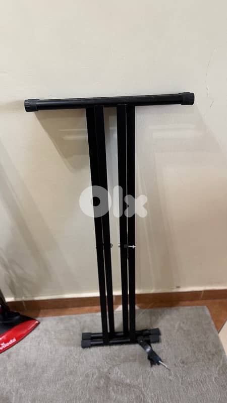 100$ like new Keyboard with stand 1