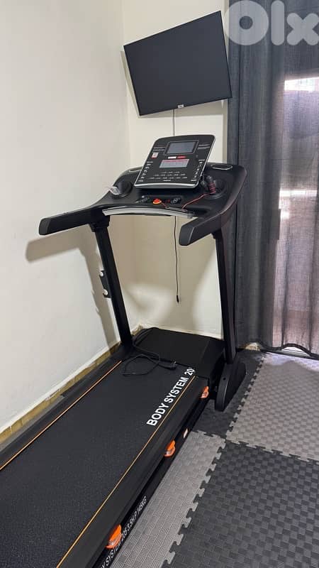treadmill like new used 5 times only 0