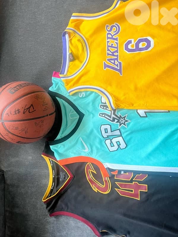 sagesse signed ball + jerseys slightly used 0