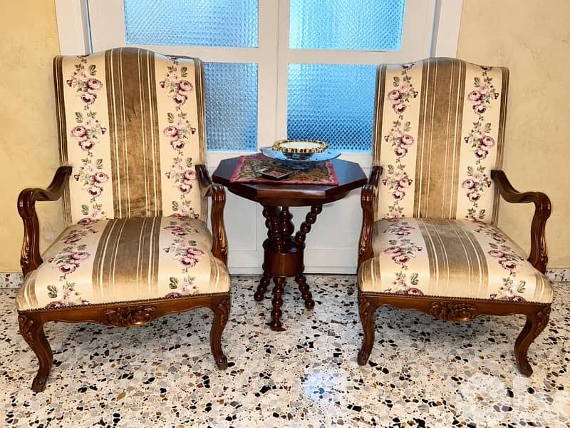 Luxury Salon - High Quality Wood and Fabric - Excellent Condition 0