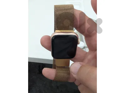 apple se, gold, used like new with charger, zero scratch