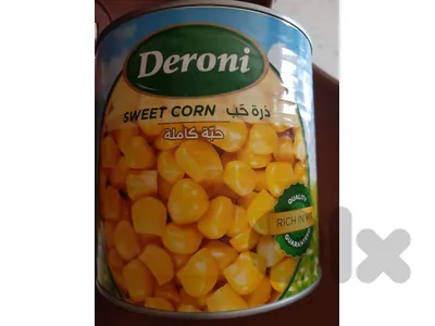 شروة كم علبة ذرة ومكونات للبيتزا