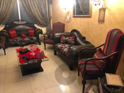 صالون بحالة ممتازة للبيع، ٧ كنبايات، كنباية كبيرة، كنباية وسط، شزلونة، ٤ كنبايات صغار، طاولة نص، برادي مرتبين