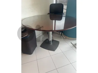 طاولة خشب مع قزاز