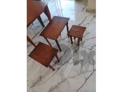 ٣ طاولات بحالة ممتازة