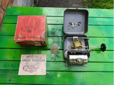 بريموس روسي أصلي من أيام الاتحاد السوفياتي USSR. 
صناعة قديمة متينة مش متل الجديد. كامل مع العلبة والكاتالوج الأصلي والقمع والمفتاح. شغال 100%.
مطلوب $65 سعر نهائي.