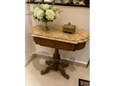 table auntique