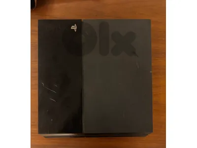 playstation 4 + 2 CDs + cables